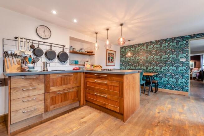 Kitchen/B'fast Room