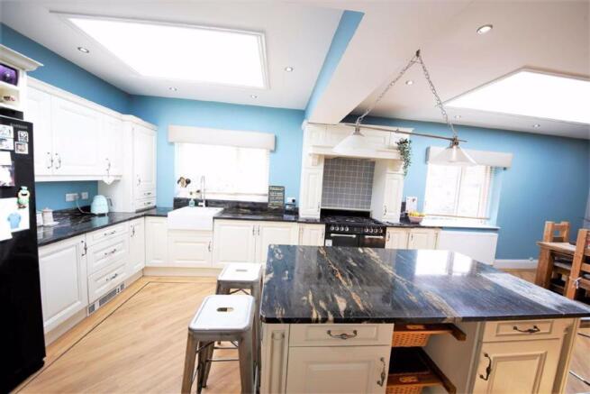 KITCHEN/BREAKFAST ROOM