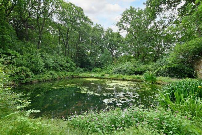 Communal Gardens & Lake 