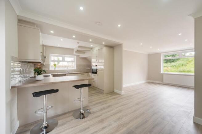 Dining Area & Lounge