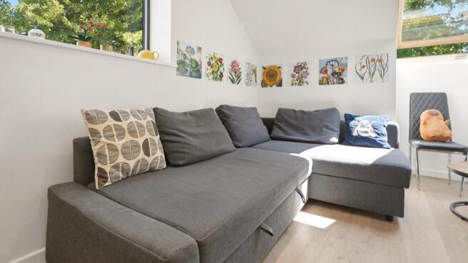2 bed Penthouse to rent Image 6