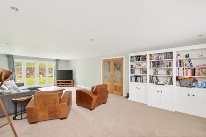 5 bed Semi-Detached for sale Image 7