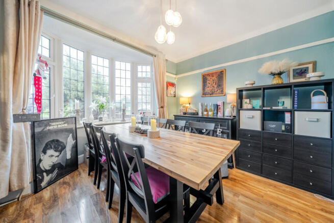 1406946-9-69823d2...