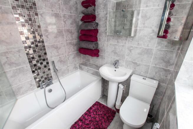 LUXURY FULLY TILED GROUND FLOOR BATHROOM