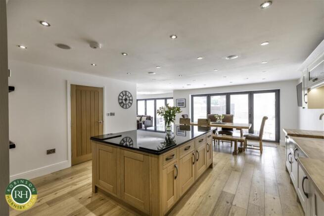 6 bed Detached for sale Image 7