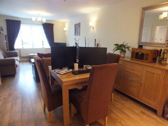 LOUNGE/DINER