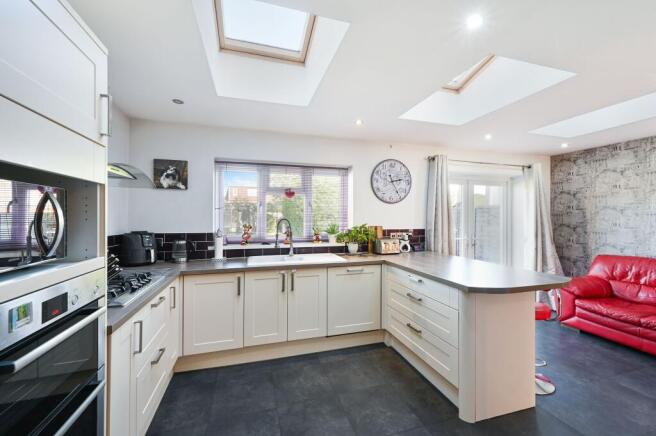 Scott Close, Epsom, KT19 photo 2