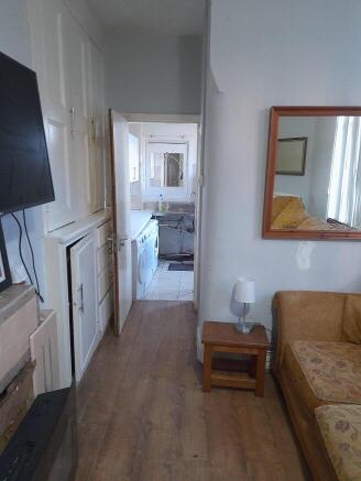 3 bed House Share to rent Image 9