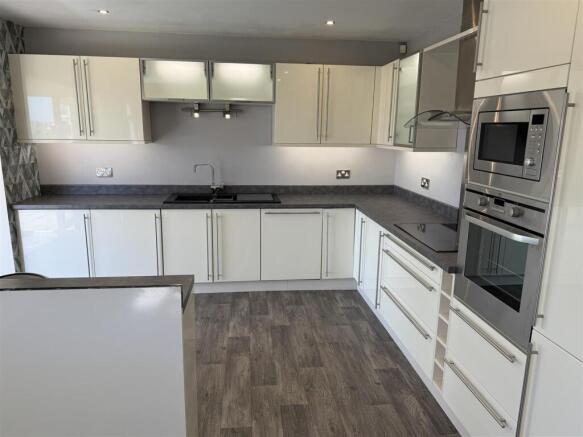 3 bed Semi-Detached for sale Image 7