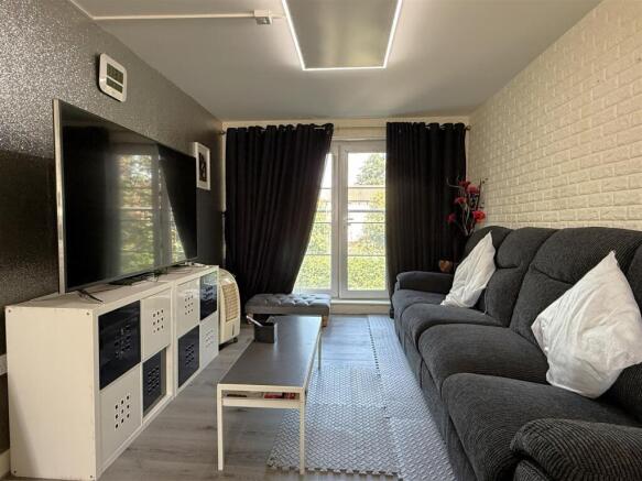 OPEN PLAN LIVING ROOM / KITCHEN