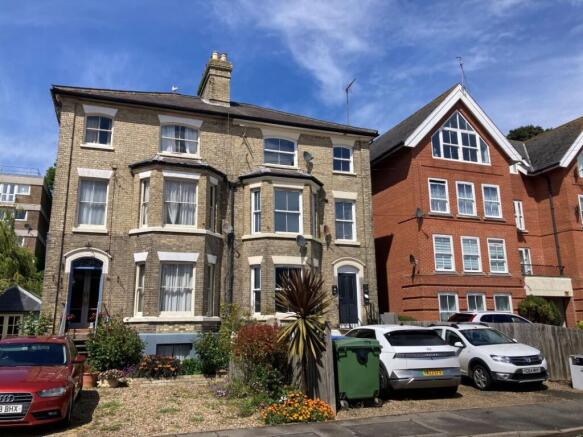 19 Undercliff Road West, Felixstowe, Suffolk, IP11 2AN photo 4