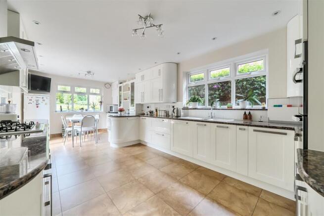 Kitchen/Breakfast Room: