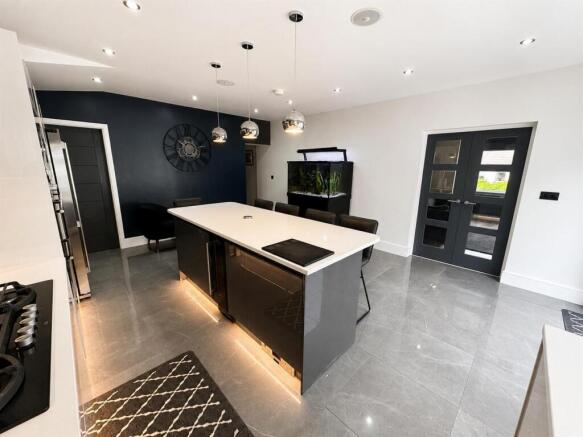 4 bed House for sale Image 8