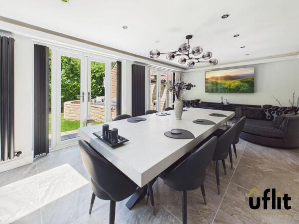 5 bed Detached for sale Image 8