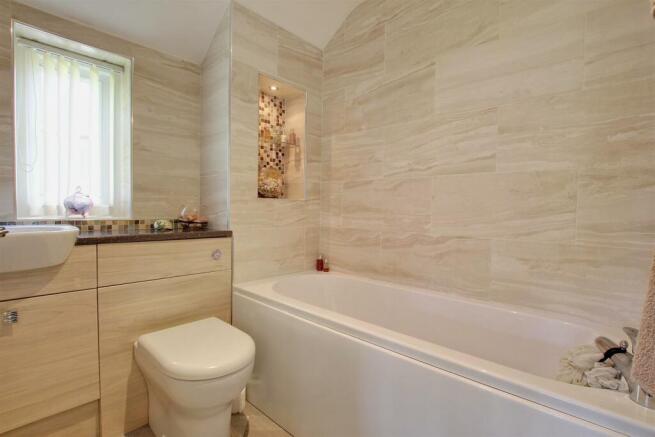EN-SUITE BATHROOM