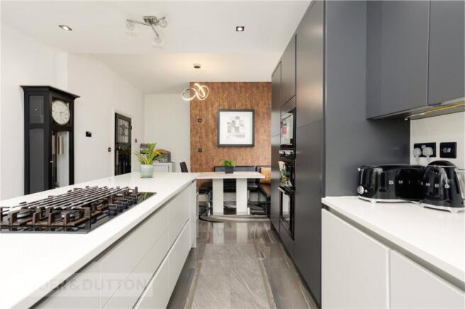 5 bed Detached for sale Image 12