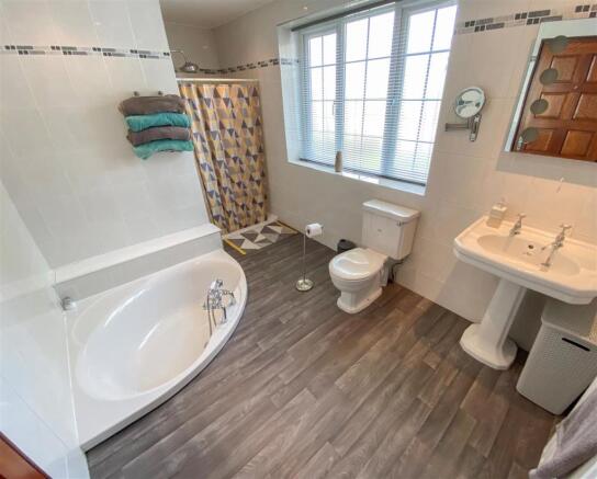 PRINCIPAL BATHROOM
