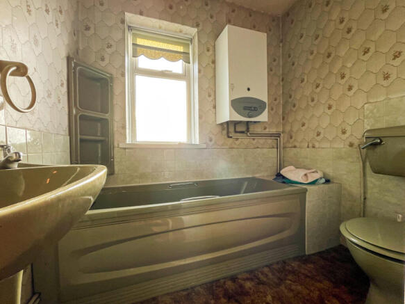 96 Newtown Road - Bathroom