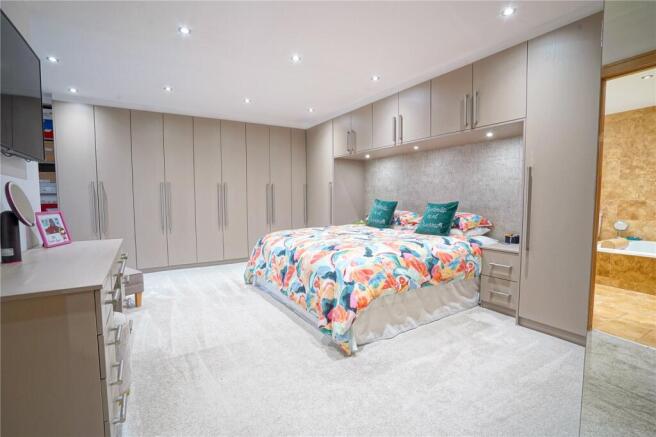 6 bed Detached for sale Image 12
