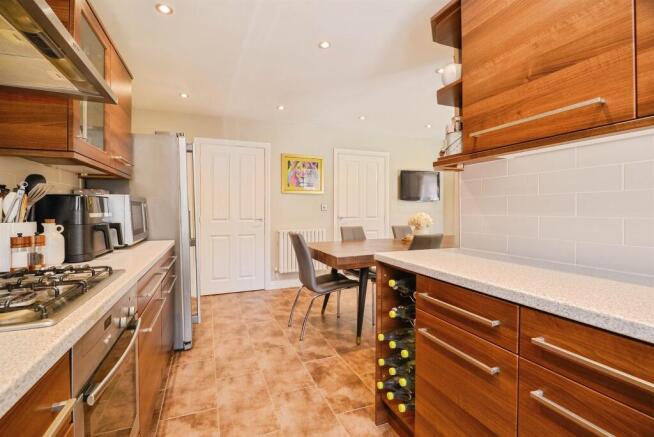 4 bed Detached for sale Image 8