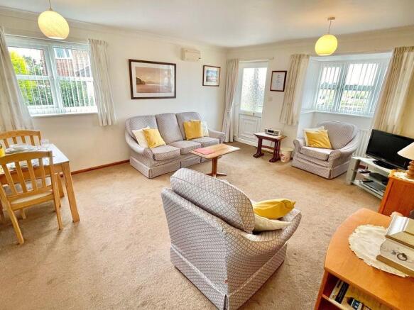 Lounge/Dining ...