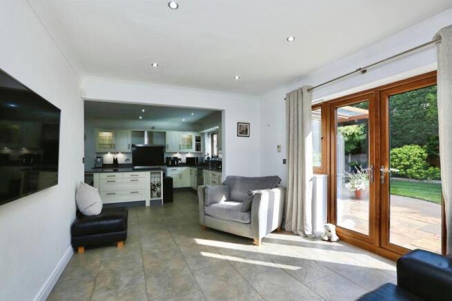 6 bed Detached for sale Image 7