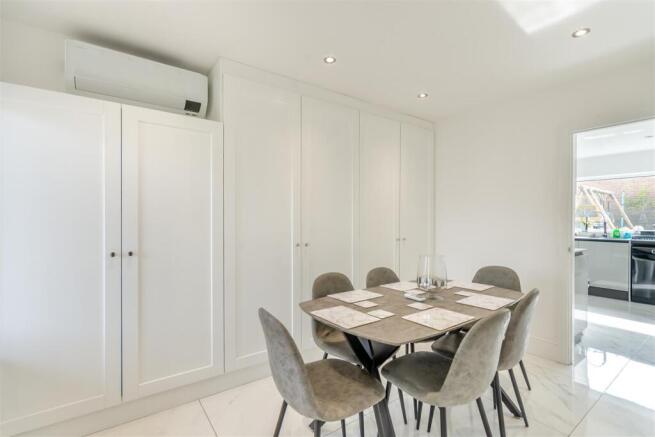 8640608-interior01.jpg