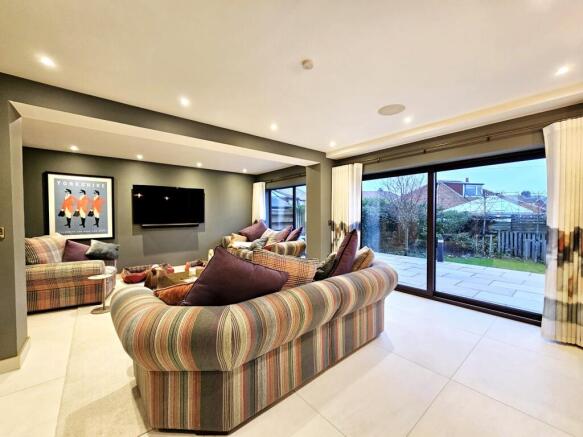 5 bed Detached for sale Image 12