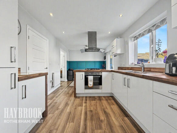 4 bed Detached for sale Image 6