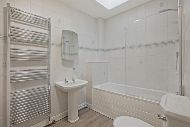 4 bed House for sale Image 9