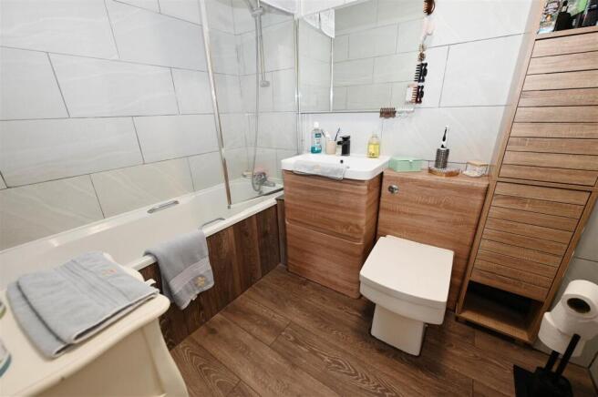 2 bed Flat for sale Image 5
