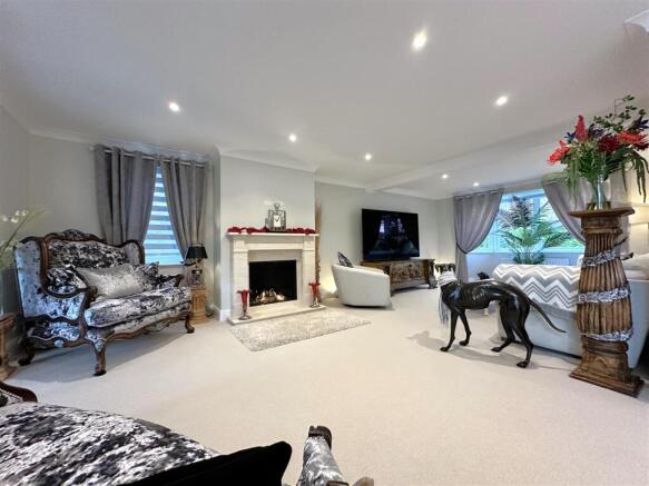 Generous OPEN-PLAN Living Space 480