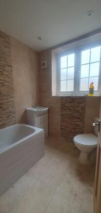3 bed Terraced to rent Image 4