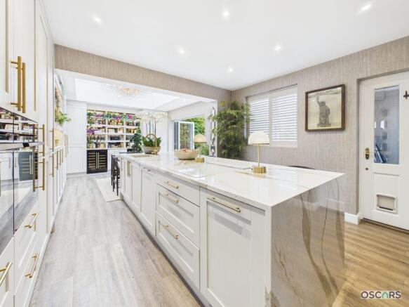 6 bed Detached for sale Image 5