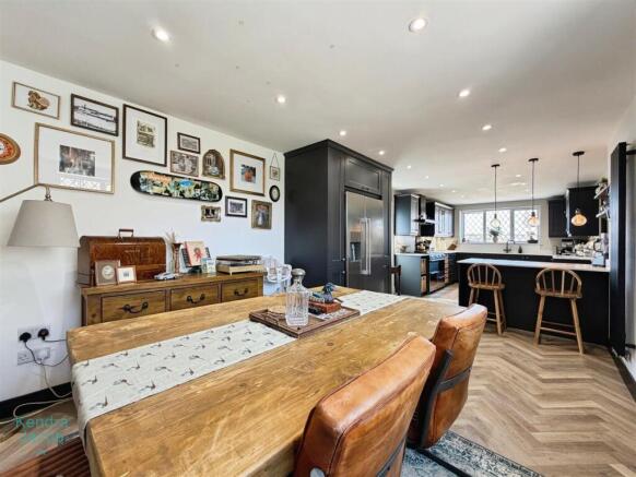 4 bed Detached for sale Image 8