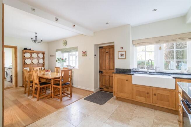 KITCHEN/DINING ROOM
