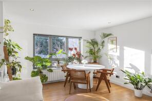 11, 42 Paramount Apartments, Putney Hill, London SW15 6AQ