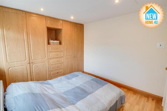 MAIN BEDROOM: