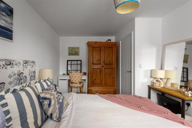 5 bed Detached for sale Image 12