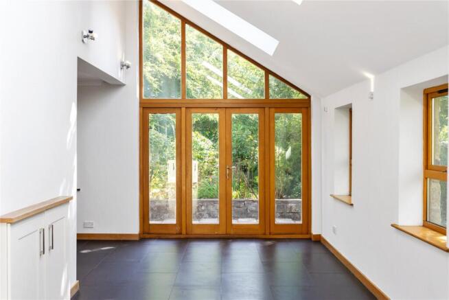 5 bed Detached for sale Image 7