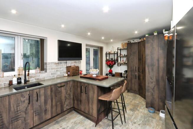 5 bed Detached for sale Image 5