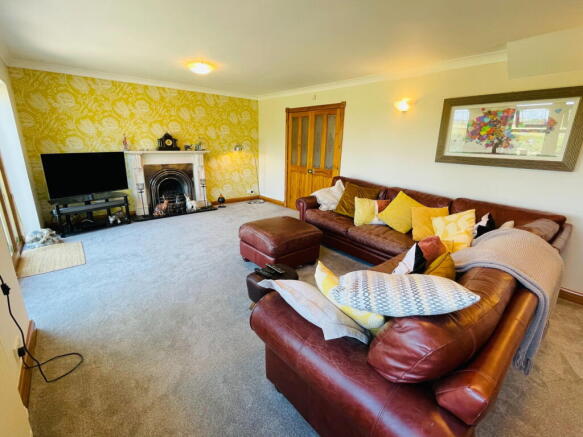 5 bed Detached for sale Image 7