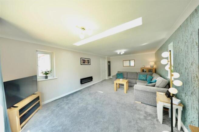 5 bed Detached for sale Image 6