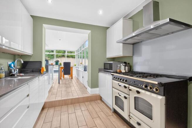 4 bed Semi-Detached for sale Image 4