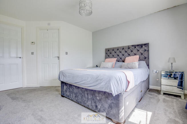 4 bed Detached for sale Image 11