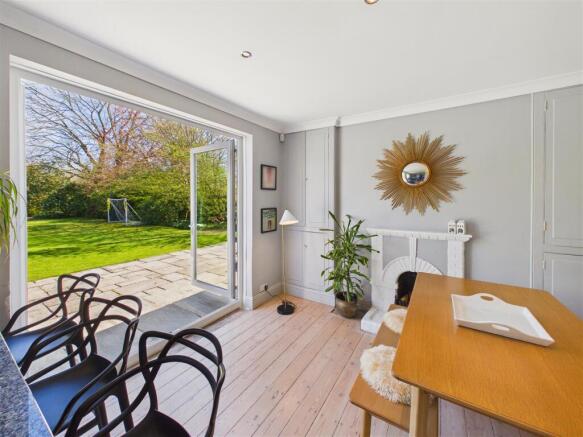 5 bed Detached for sale Image 11