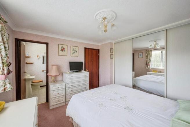 4 bed Detached for sale Image 11