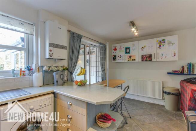 KITCHEN / DINER: