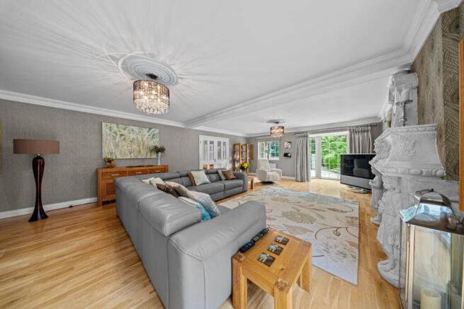 6 bed Detached for sale Image 9