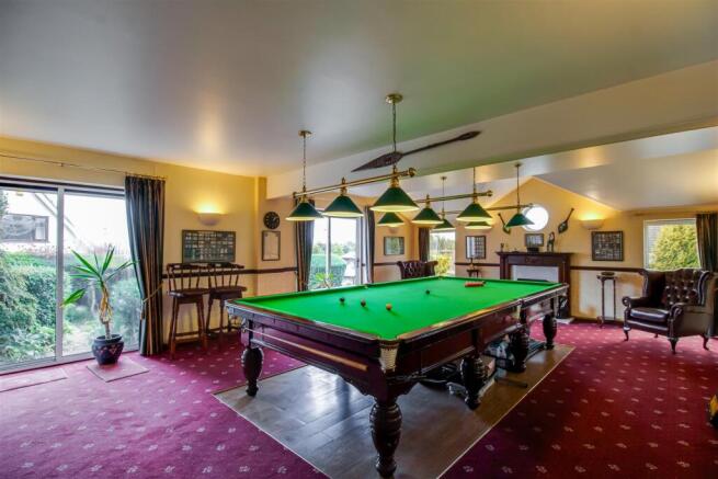 5 bed Detached for sale Image 9